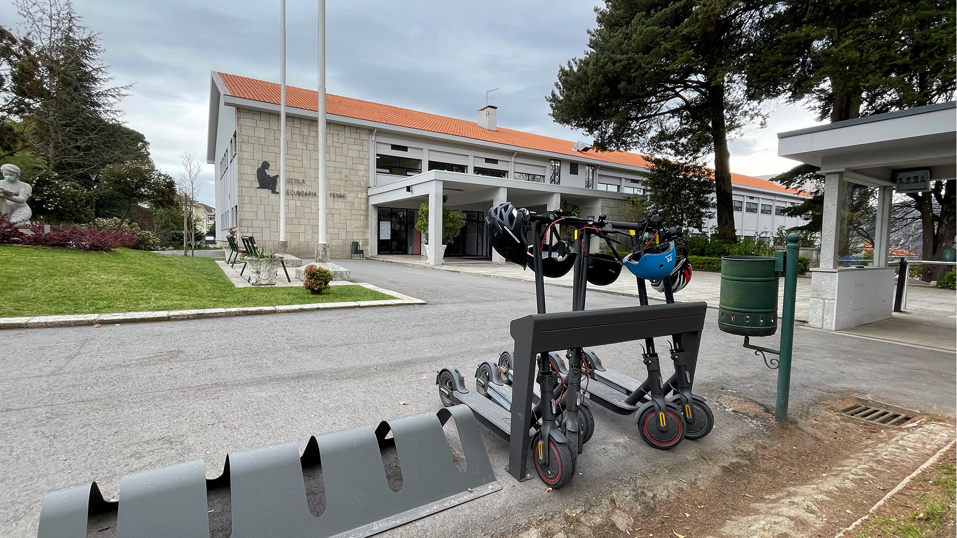 ESTACIONAMENTO PARA TROTINETES E BICICLETAS NAS ESCOLAS