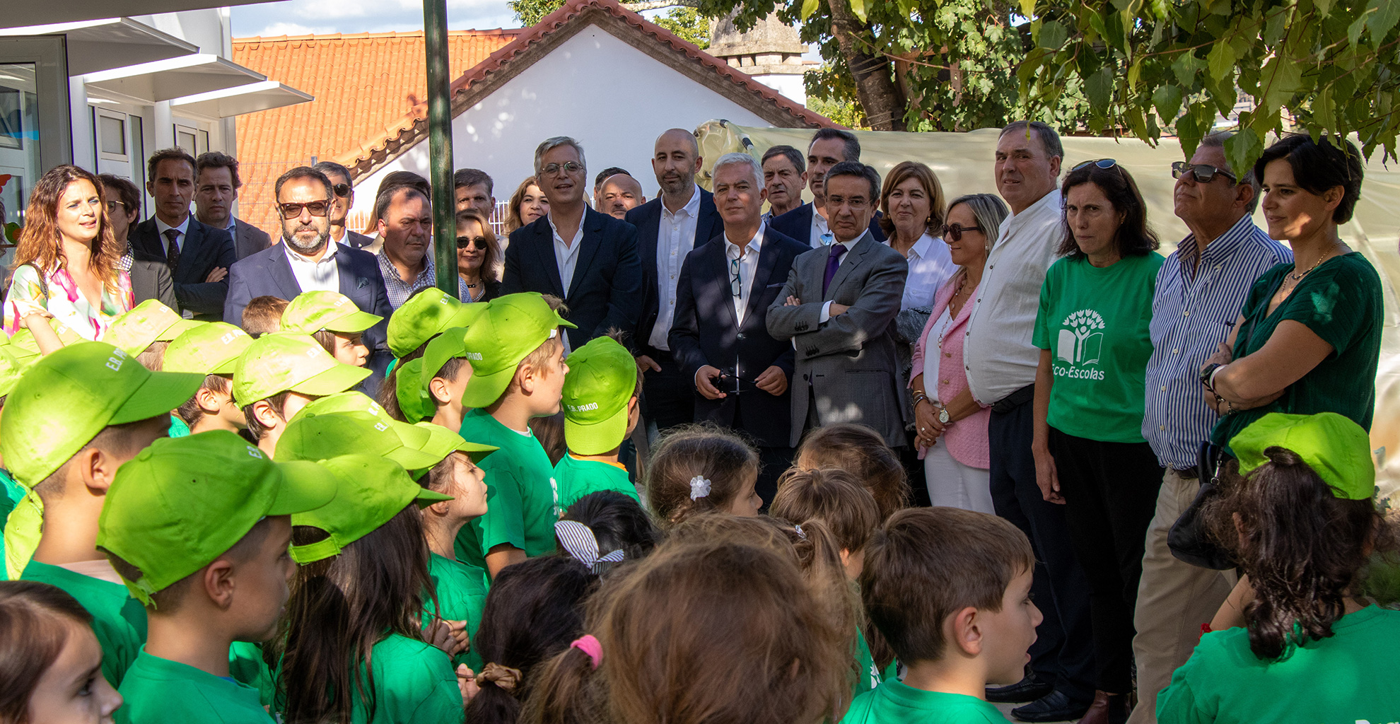 SECRETÁRIO DE ESTADO DA EDUCAÇÃO INAUGUROU CENTROS ESCOLARES DE LORDELO E PRADO/FERREIROS